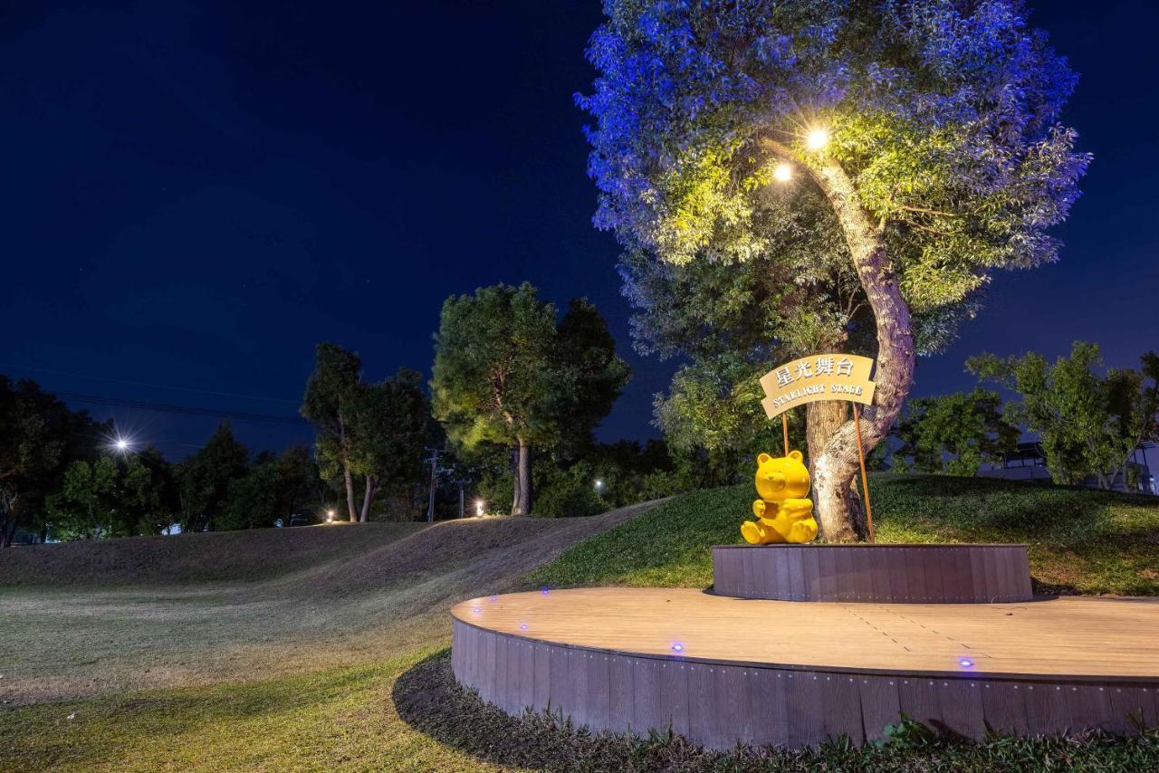Hsin Hotel Chiayi Eksteriør billede The Golden Monkey statue at the entrance of the park