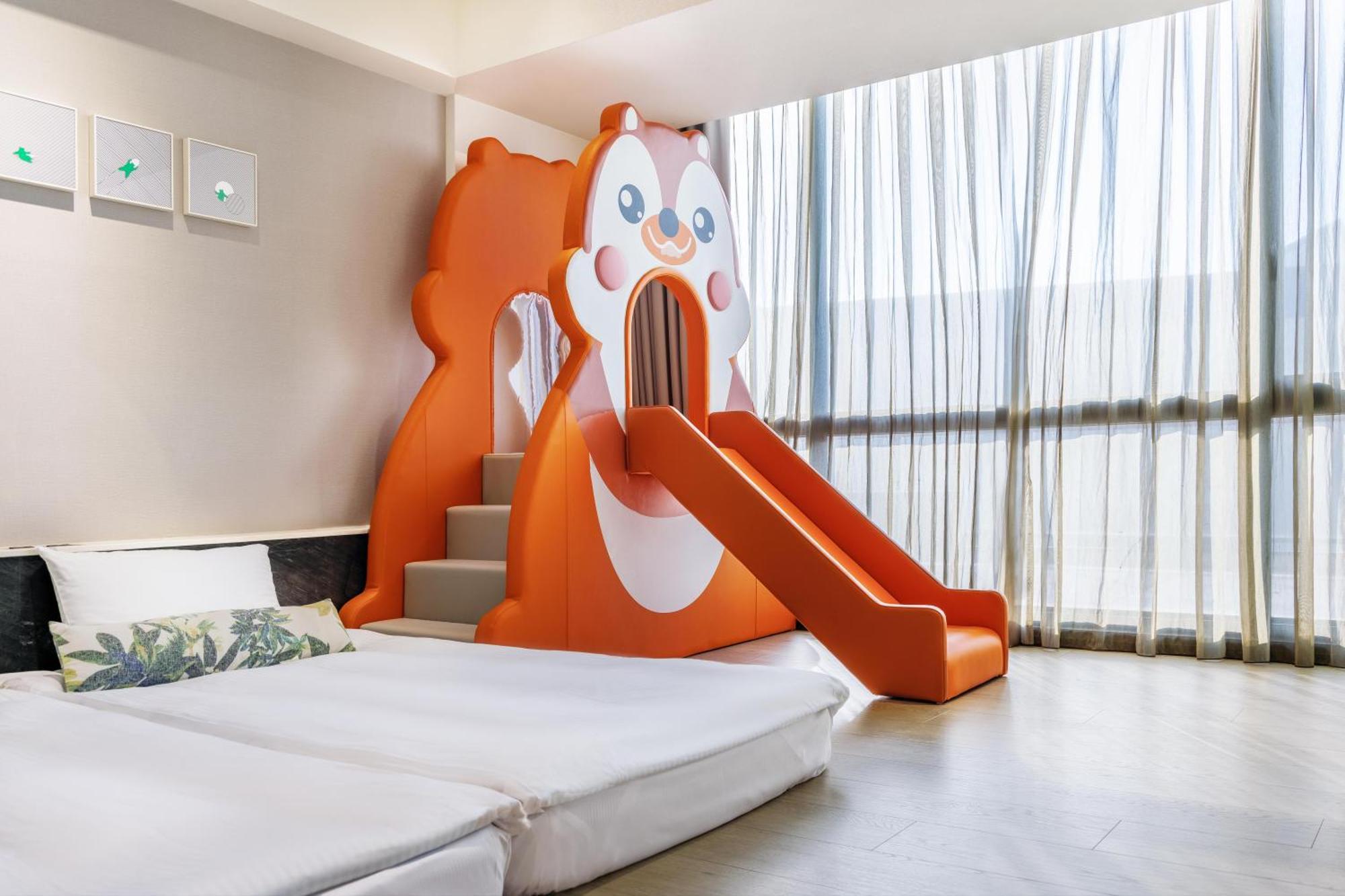 Hsin Hotel Chiayi Eksteriør billede Family room with slide